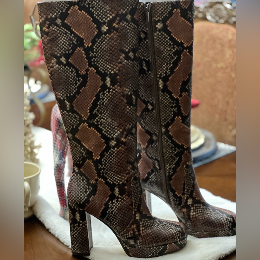Never worn beautiful boots